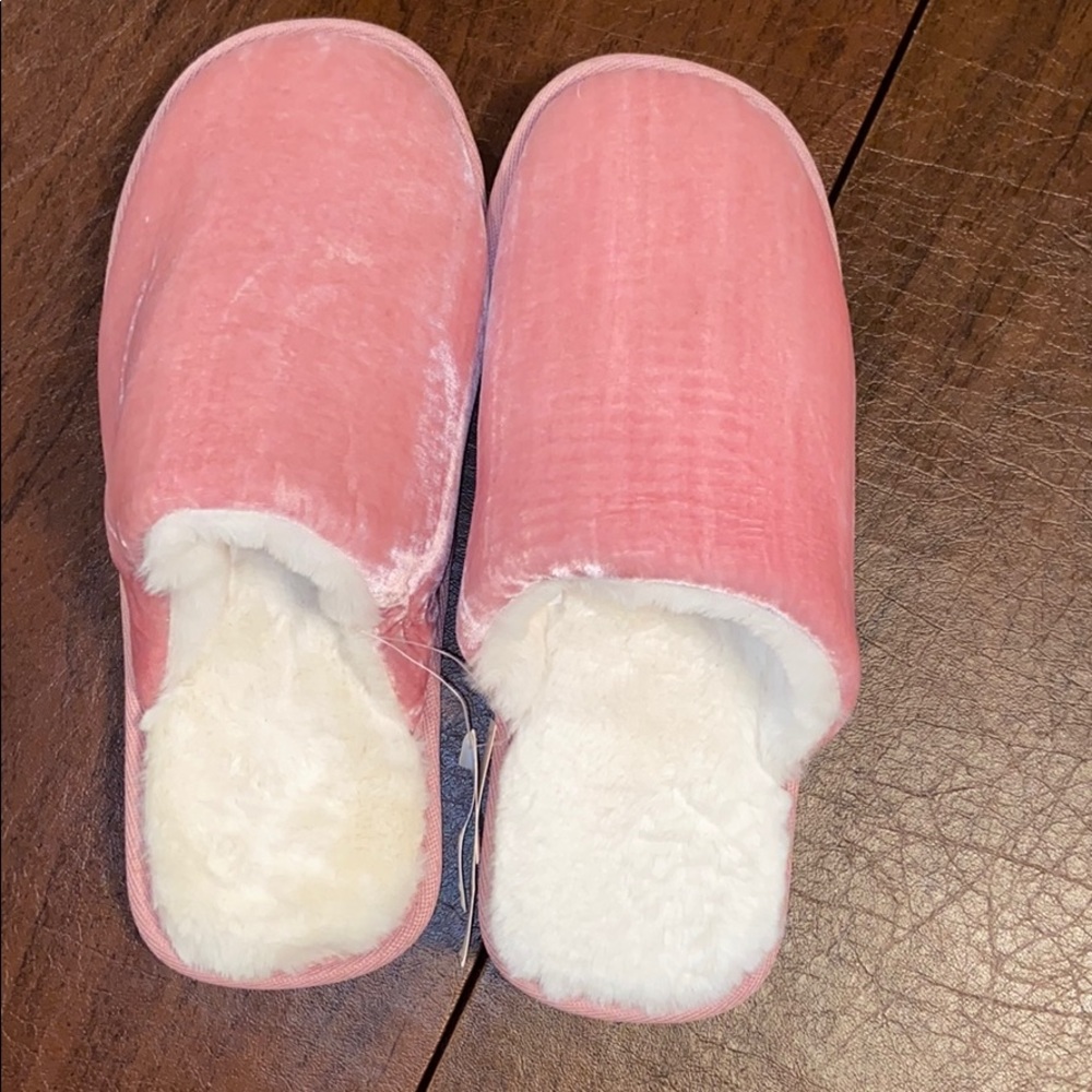 Brand new gap women pink fuzzy slippers size M(7/8